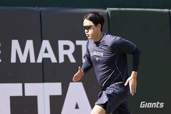 롯데 김원중이 지난달 교통사고 여파로 스프링캠프 명단에서 제외됐다. 김원중이 지난해 10월 사직구장에서 열린 마무리캠프 도중 러닝 훈련을 소화하고 있다. 사진제공|롯데 자이언츠