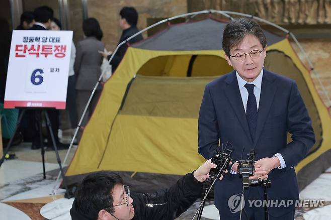 취재진과 인터뷰하는 유승민 전 의원 (서울=연합뉴스) 신현우 기자 = 유승민 전 의원이 20일 국회 로텐더홀에서 단식 중인 국민의힘 장동혁 대표를 만난 뒤 취재진과 인터뷰하고 있다. 2026.1.20 nowwego@yna.co.kr