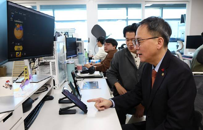 김영수 문화체육관광부 제1차관이 경기 성남시 글로벌게임허브센터를 방문해 입주 기업을 둘러보고 있다. (사진-=문체부)