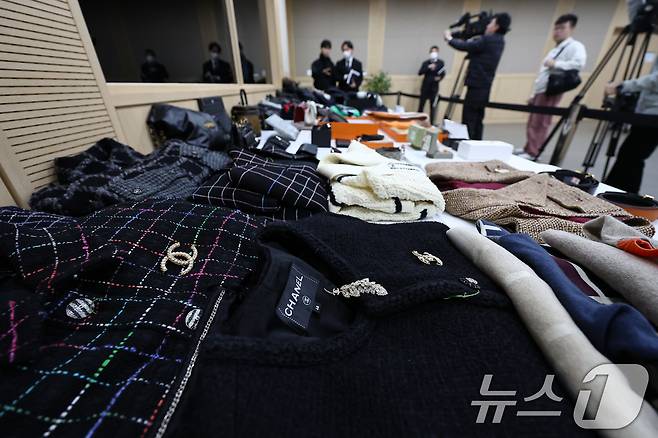 21일 서울 송파구 서울동부지방검찰청에서 열린 보이스피싱범죄 합동수사부 자금 세탁범 검거 관련 브리핑에서 압수품이 공개되고 있다. 2026.1.21/뉴스1 ⓒ News1 김도우 기자