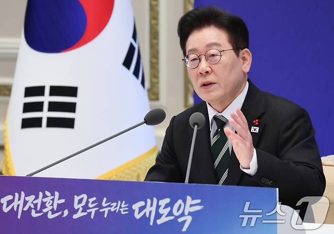 이재명 대통령이 21일 청와대 영빈관에서 열린 신년 기자회견에서 취재진 질문에 답변하고 있다. 2026.1.21/뉴스1 ⓒ News1 이재명 기자