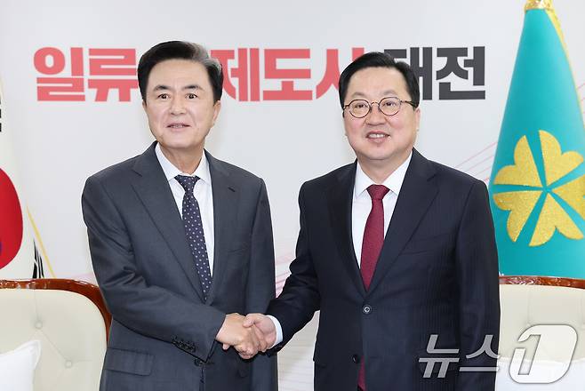 이장우 대전시장과 김태흠 충남도지사가 21일 대전시청 접견실에서 대전·충남 행정통합 관련 긴급 회동에 앞서 악수하고 있다. 2026.1.21/뉴스1 ⓒ News1 김기태 기자