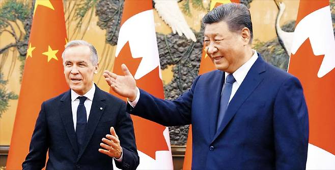 시진핑 만난 캐나다 총리 지난 16일 중국 베이징 인민대회당에서 열린 정상회담에 앞서 시진핑(오른쪽) 중국 국가주석이 마크 카니 캐나다 총리를 안내하고 있다./로이터 연합뉴스