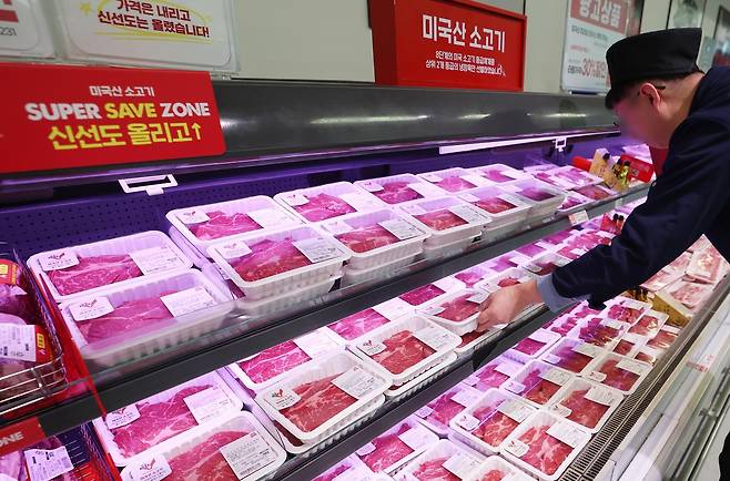 고환율 여파로 수입 먹거리 부담이 커지는 가운데 26일 서울의 한 대형마트 정육코너에 미국산 소고기가 진열돼 있다. 2025.12.26 (서울=뉴스1)
