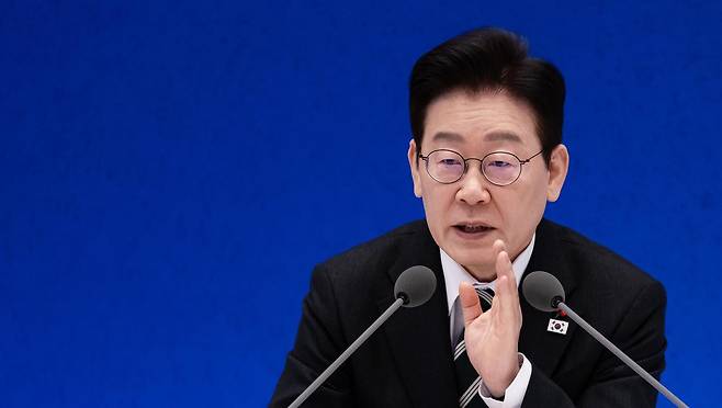 이재명 대통령이 21일 오전 청와대 영빈관에서 2026 신년 기자회견 ‘함께 이루는 대전환, 모두 누리는 대도약’에서 발언하고 있다. 청와대사진기자단