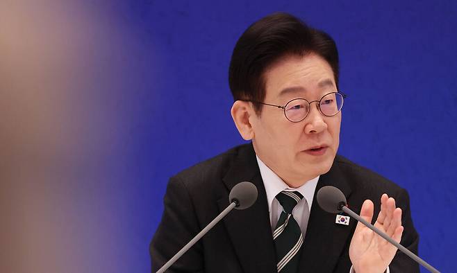 이재명 대통령이 21일 오전 청와대 영빈관에서 열린 2026 신년 기자회견 ‘함께 이루는 대전환, 모두 누리는 대도약’에서 기자들의 질문에 답하고 있다. 김태형 기자 xogud555@hani.co.kr