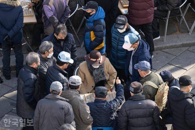 지난 2023년 1월 11일 서울 종로구 탑골공원 장기·바둑장 일대가 노인들로 붐비고 있다. 이한호 기자