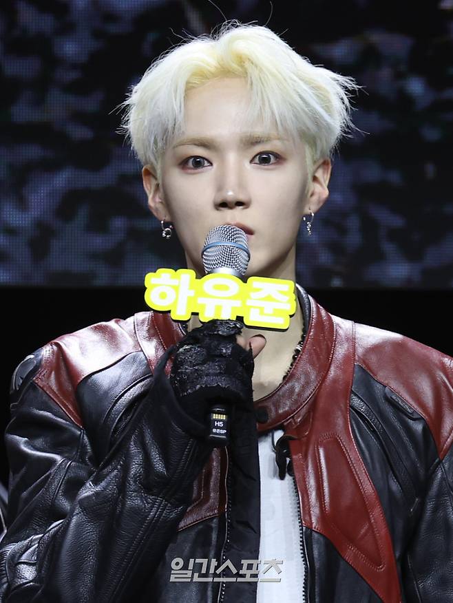 FNC 신인밴드 에이엠피(AxMxP) 하유준이 21일 오후 서울 서대문구 예스24 원더로크홀에서 열린 첫 번째 미니 앨범 'Amplify My Way(앰플리파이 마이 웨이)' 발매 기념 쇼케이스에 참석해 인사말을 하고 있다. '앰플리파이 마이 웨이'는 각자의 속도로 꿈을 찾아가는 청춘들의 이야기를 담은 앨범이다. 서병수 기자 qudtn@edaily.co.kr /2026.01.21/