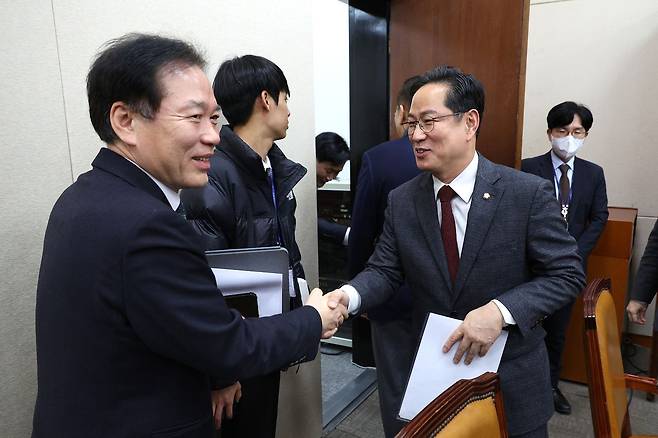 정태호(왼쪽) 더불어민주당 의원과 박수영 국민의힘 의원이 지난 13일 국회 재정경제기획위원회 전체회의에서 악수하는 모습. 뉴스1