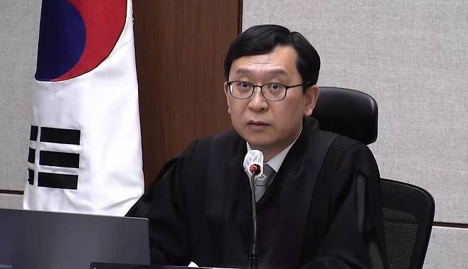 21일 서울중앙지법에서 열린 한덕수 전 국무총리의 내란 중요임무 종사 혐의 1심 선고 공판에서 이진관 부장판사가 발언하고 있다. 사진 서울중앙지법
