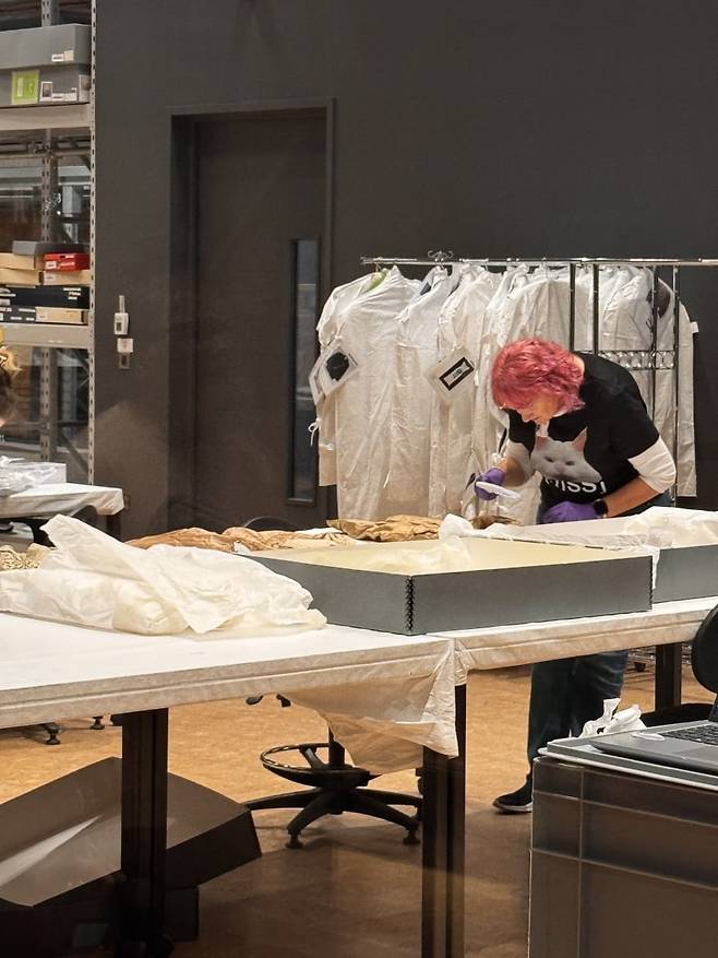 V&A East Storehouse에선 박물관의 보존가와 큐레이터 등이 일하는 모습이 모두에게 공개된다. ⓒBora Kim