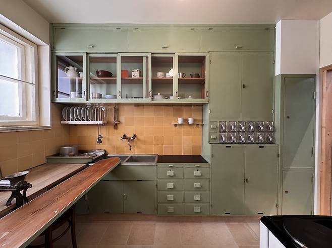 개방형 수장고 박물관인 V&A East Storehouse에 전시된 프랑크푸르트 키친 내부. ⓒBora Kim