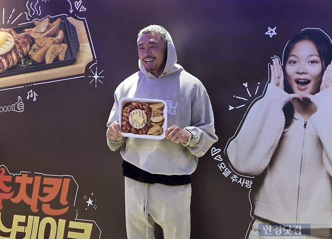 21일 서울 마포구에 있는 ‘굽네 플레이타운’에서 열린 '추추 치킨 스테이크' 팝업스토어에 광고 모델 추성훈이 방문해 사진 촬영을 하고 있다./사진=박수림 기자