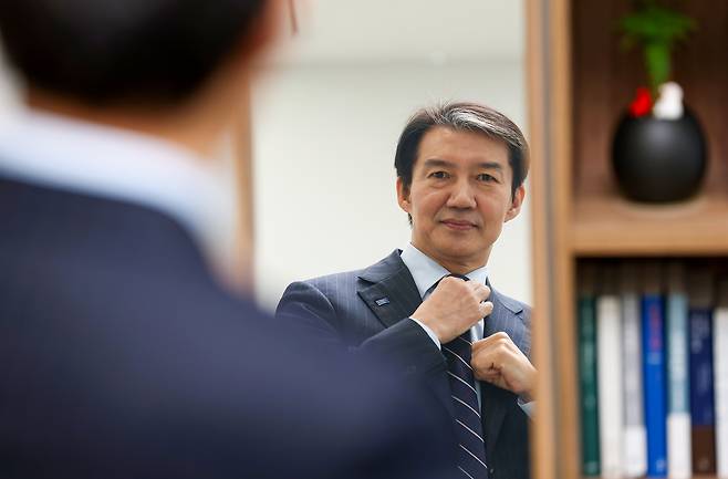 조국 조국혁신당 대표가 지난 13일 국회 당대표실에서 거울을 보며 넥타이를 매만지고 있다. 그는 이른바 ‘조국 사태’ 이후 지옥 같은 시간을 버티게 한 힘이 무엇이었냐는 질문에 “하나는 가족과 동지들의 힘이었고, 다른 하나는 몸이 불타오르는 분노를 느끼게 한 윤석열 일당에게 공적 응징을 가하겠다는 단호한 결심이었다”고 말했다. 권도현 기자