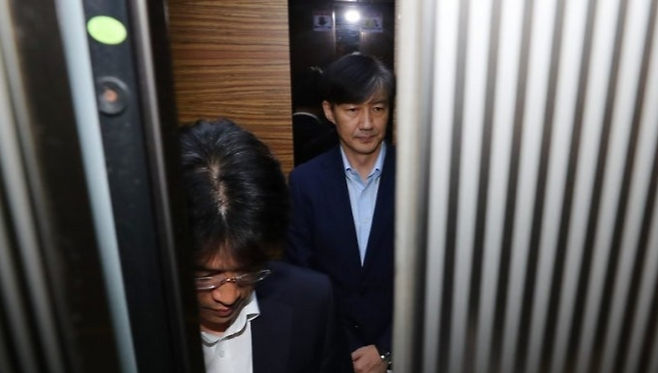 2019년 9월 4일 조국 법무부 장관 후보자가 인사청문회 준비 사무실이 마련된 서울 종로구 적선현대빌딩 로비에서 인사청문회 개최 관련 입장을 밝힌 뒤 사무실로 이동하고 있다. 앞서 검찰은 조 후보자와 가족을 둘러싼 의혹과 관련해 서울대와 부산대, 고려대 등 20여곳에 대한 광범위한 압수수색을 벌였다. 이어 조 후부자의 인사청문회가 한창 진행 중인 9월 6일, 부인 정경심 동양대 교양학부 교수를 소환 조사 없이 전격 기소했다. / 연합뉴스