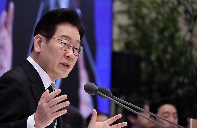 이재명 대통령이 21일 청와대 영빈관에서 열린 2026 신년기자회견에서 발언하고 있다. 청와대사진기자단