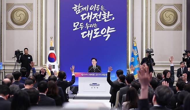 President Lee Jae Myung takes questions from reporters during a New Year’s news conference at Cheong Wa Dae in Seoul, Wednesday. (Yonhap)