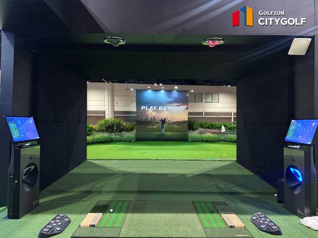 2026 PGA쇼 현장에 설치된 도심형 골프장 ‘시티골프’ 스크린 부스. 사진 제공=골프존