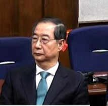 한덕수 전 국무총리가 21일 서울중앙지법 형사합의33부가 심리하는 내란 중요임무 종사 선고공판에 나와 무표정으로 선고를 듣고 있다. 사진 제공=서울중앙지법.