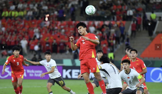 21일 베트남과 중국의 U-23 아시안컵 준결승에서 베트남 선수가 헤더로 공중볼을 처리하고 있다. AFC SNS