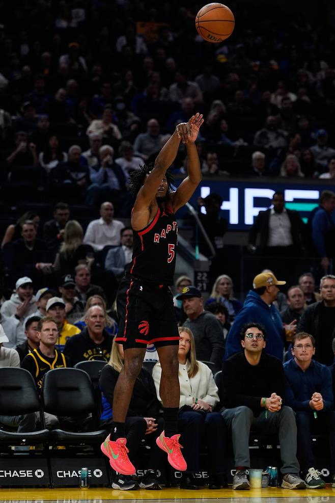 이매뉴얼 퀴클리가 21일 미국 캘리포니아주 샌프란시스코의 체이스 센터에서 열린 골든스테이트 워리어스와 2025~2026 미국프로농구 정규리그 원정 경기에서 3점슛을 던지고 있다. 샌프란시스코 | AP연합뉴스