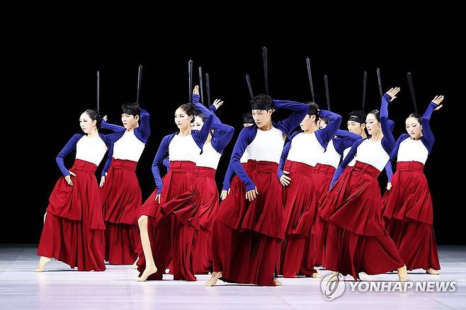 현대의 눈으로 본 전통 춤 (서울=연합뉴스) 진연수 기자 = 21일 오후 서울 종로구 세종문화회관 대극장에서 열린 서울시무용단 '일무' 프레스콜에서 무용수들이 공연을 선보이고 있다. 2025.8.21 jin90@yna.co.kr