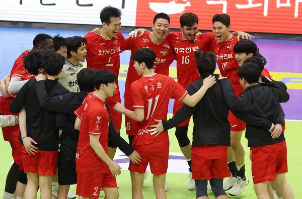 지난 20일 경기도 수원실내체육관에서 열린 프로배구 V리그 남자부 한국전력 빅스톰과 대한항공 점보스의 경기. 세트스코어 3-0으로 승리한 한국전력 선수들이 기뻐하고 있다. 2026.1.20 /연합뉴스