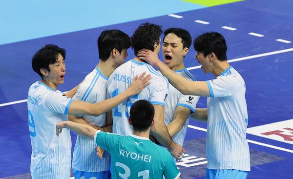 지난 1일 인천 계양체육관에서 열린 프로배구 V리그 남자부 대한항공과 삼성화재 경기. 득점에 성공한 대한항공 선수들이 기뻐하고 있다. 2026.1.1 /연합뉴스