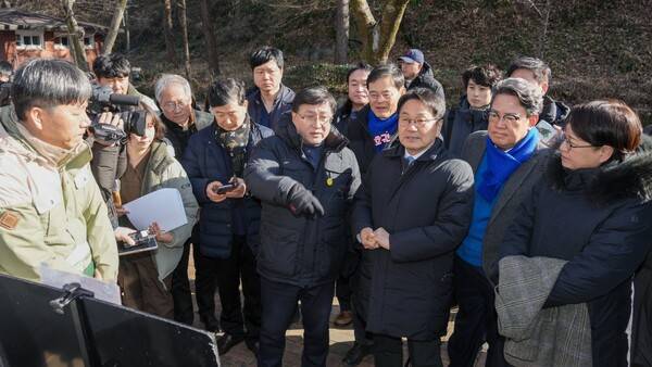 22일 광주 우치동물원을 찾은 김성환 기후에너지환경부 장관이 강기정 광주시장과 함께 판다 입식을 위한 현장 점검을 하고 있다. 광주시 제공