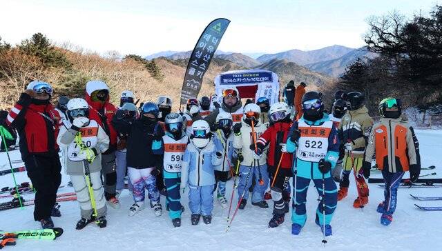2026 전북일보배 스키·스노보드 대회 1일차인 22일 무주덕유산리조트 스키장 대회 출발선에서 참가 선수들이 기념촬영을 하고 있다. 조현욱 기자