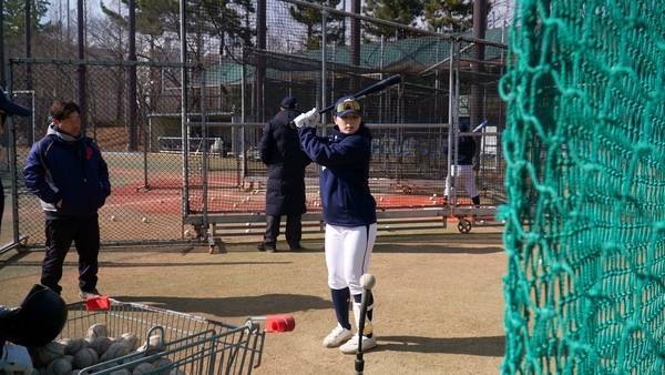 여자야구 박주아가 20일 창원시 성산구 올림픽공원야구장(88야구장)에서 훈련을 하고 있다. /김연수 기자