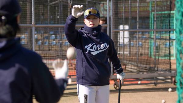 여자야구 박주아가 20일 창원시 성산구 올림픽공원야구장(88야구장)에서 훈련을 하고 있다. /김연수 기자