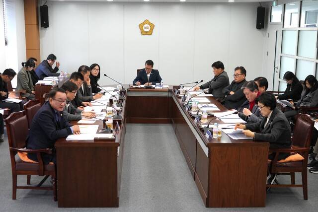 영천시의회가 의원 전원과 집행부 관계 부서장이 참석한 가운데 정례간담회를 했다. 영천시의회 재공