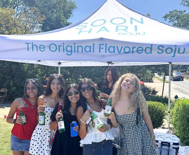 롯데칠성음료가 미국 과일소주 시장 선점을 위해 지난해 8월 미국 주요 대학 풋볼경기장에 순하리 부스를 설치하고 시음행사를 진행했다. (사진=롯데칠성음료)