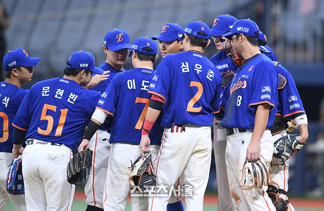 한화 선수들이 27일 서울 고척스카이돔에서 열린 2025 KBO리그 키움과 경기에서 승리한 후 하이파이브 하고 있다. 고척 | 최승섭기자 thunder@sportsseoul.com