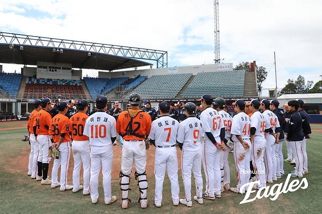 한화 선수단이 호주 멜버른 스프링캠프에서 김경문 감독 얘기를 듣고 있다. 사진 | 한화 이글스