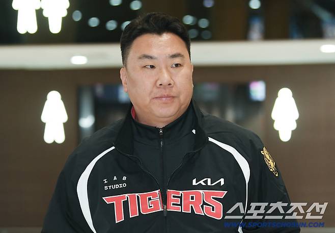 KIA 타이거즈 이범호 감독과 코칭스태프, 외국인 선수들이 22일 오후 김포공항에 도착해 스프링캠프 장소인 일본 아마미오시마로 출국했다. 이범호 감독이 출국장에 들어서고 있다. 김포공항=정재근 기자 cjg@sportschosun.com/2026.1.22/