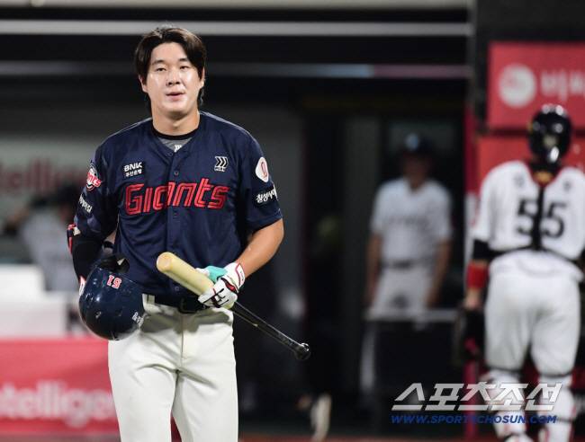 3일 수원 케이티위즈파크에서 열린 KT와 롯데의 경기. 5회 삼진을 당하고 타석을 물러나는 롯데 나승엽. 수원=송정헌 기자songs@sportschosun.com/2025.09.03/