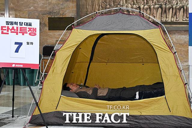 한동훈 전 대표 측은 장동혁 대표 단식과의 연대 가능성에 분명히 선을 그었다. 사진은 119 대원들이 21일 오후 서울 여의도 국회 로텐더홀에서 단식중인 장동혁 국민의힘 대표를 병원으로 이송하려다 장 대표의 거부로 돌아가고 있는 모습. /남용희 기자