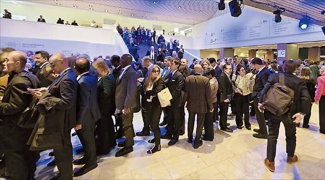 트럼프 연설 들으려 ‘구름 관중’ 21일 스위스 다보스에서 열린 세계경제포럼(WEF) 참석자들이 도널드 트럼프 미국 대통령의 연설을 듣기 위해 행사장 입장을 기다리고 있다./최우석 기자