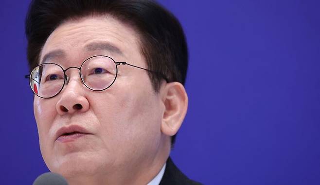 이재명 대통령이 21일 청와대 영빈관에서 열린 신년기자회견에서 취재진 질문에 답하고 있다. ⓒ뉴시스