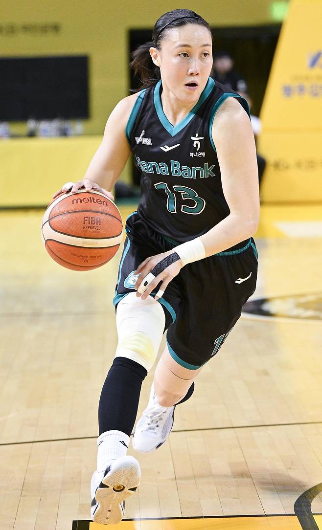 여자프로농구에서 21년째 뛰고 있는 하나은행 김정은이 오른손 약지와 왼손 중지, 오른쪽 무릎 등을 밴드로 동여맨 채 플레이를 하고 있다. 이번 시즌을 끝으로 ‘진짜 은퇴’를 선언한 김정은은 “은퇴 후엔 밴드는 쳐다도 안 볼 것”이라며 “부상으로부터 자유로워질 날이 머지않았다”고 했다. 한국여자농구연맹(WKBL) 제공