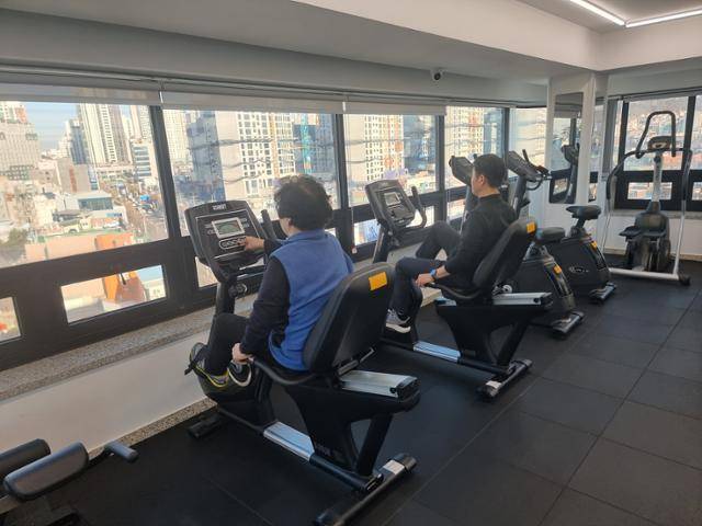 20일 서울 동작구 장애인 전용 헬스장에서 회원들이 사이클을 타고 있다. 김지섭 기자