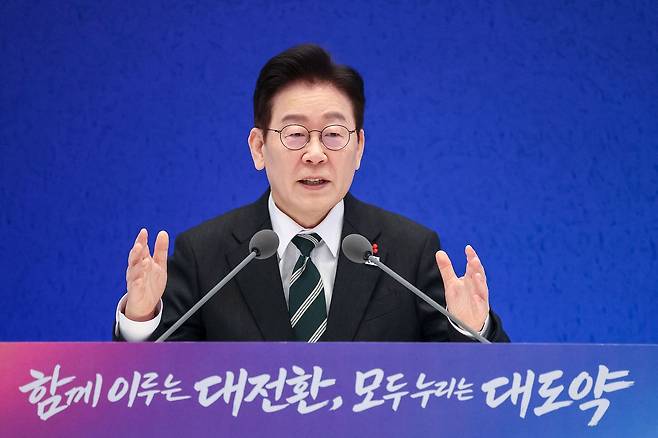 이재명 대통령이 21일 오전 청와대 영빈관에서 2026 신년 기자회견 '함께 이루는 대전환, 모두 누리는 대도약'에서 취재진 질문에 답하고 있다. 전민규 기자