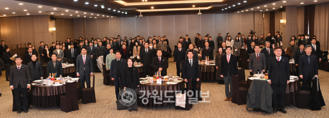 ▲ 강원도의회 2026년도 의원총회가 22일 춘천 스카이컨벤션에서 열렸다. 이 자리엔 김시성 도의장 등 도의원들과 신경호 도교육감, 여중협 도 행정부지사, 김광래 도 경제부지사, 강원도·도교육청·도의회 간부 공무원 등이 참석했다. 서영 기자