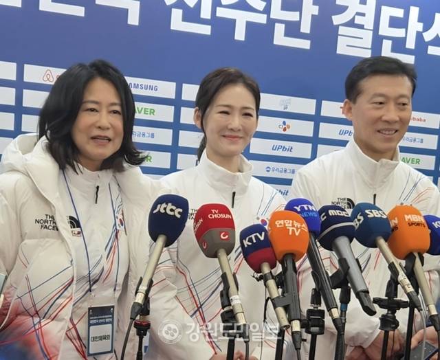 ▲ 2026 밀라노-코르티나담페초 동계올림픽 선수단을 이끌 이수경 선수단장(사진 가운데)과 김나미(왼쪽)·김택수 부단장이 취재진의 질문에 답하고 있다. 김여진