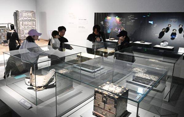 지난 20일 부산 영도구 동삼동 국립해양박물관을 찾은 관람객이 전시에 나온 한일 나전칠기 예술품을 보고 있다. 김성효 선임기자 kimsh@kookje.co.kr