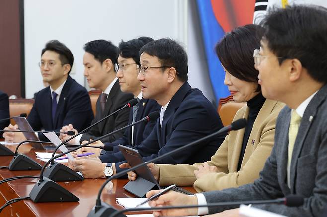 Rep. Han Byung-do (fourth from left), floor leader of the Democratic Party of Korea, speaks during a policy coordination meeting at the National Assembly in Seoul on Thursday. (Yonhap)