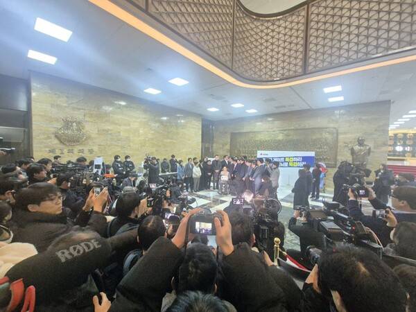 ▲22일 국회 로텐더홀에선 장 대표가앰뷸런스로 이동하는 과정에 60여대 카메라들과 100여명의 사진기자와 영상기자, 펜기자 등 취재진이 몰려 아수라장이 됐다. 장 대표가 단식 텐트에서 나와 구조대원들과 당 지도부에 둘러싸여 휠체어에 앉고 앰뷸런스로 이동하는 동안 해당 장면을 포착하려는 60~70여명의 취재진이 에워쌌다. 사진=김예리 기자