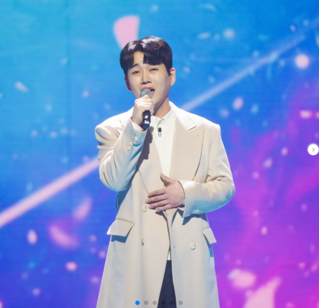 황영웅의 소속사 골든보이스 측은 22일 공식 팬카페를 통해 "한 달 후인 2월 마지막 주말에 행사에서 가수를 만나볼 수 있다. 가수의 첫 행사이니 힘찬 응원 부탁드린다"라고 전했다./황영웅 소셜미디어